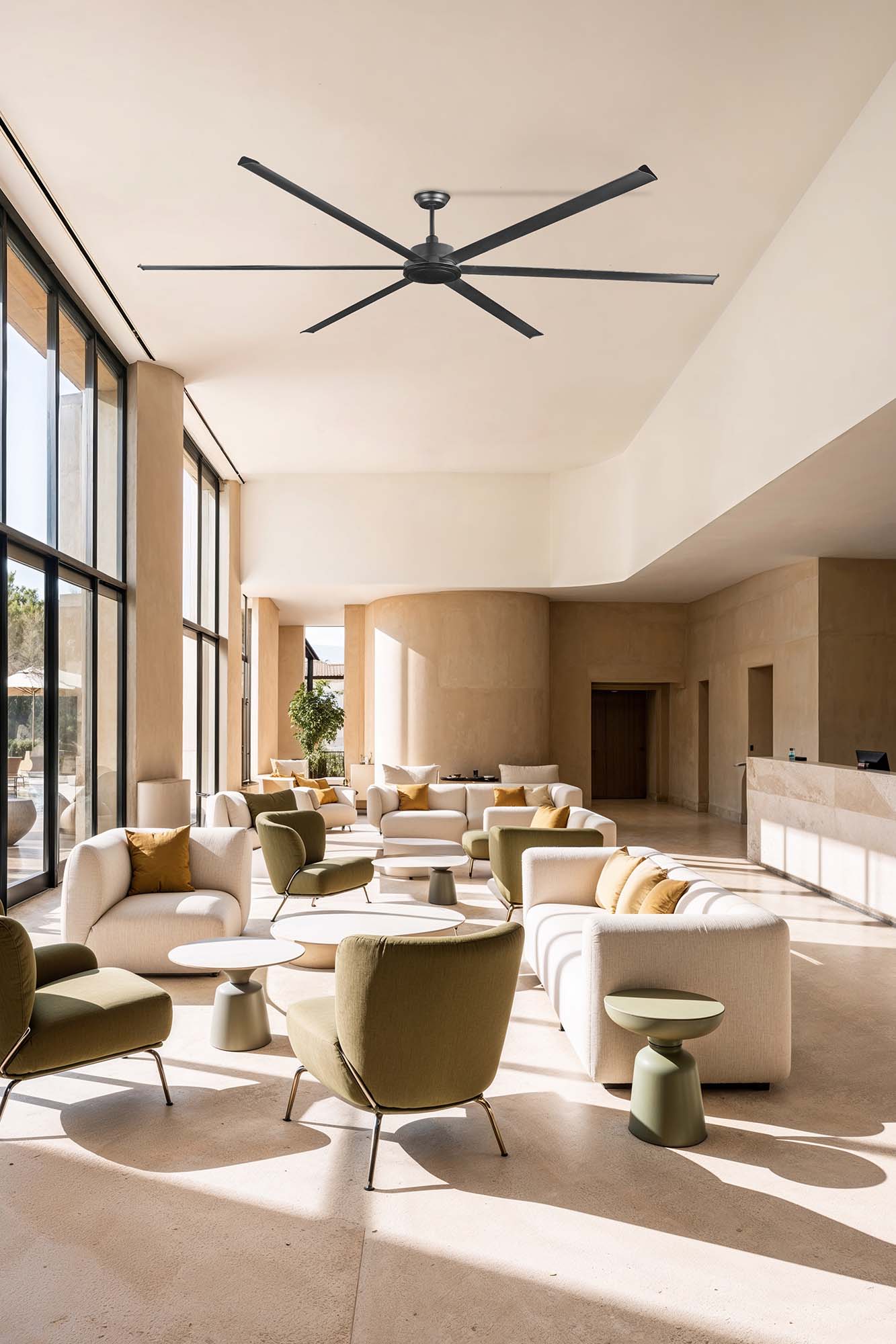 Ventilador de techo ROTTERDAM 30 XXL negro de FARO modelo 34211 en ambiente de sala espaciosa, diseño moderno sin luz para ventilación eficiente en espacios grandes, motor DC con 6 velocidades y mando a distancia, ideal para techos inclinados.