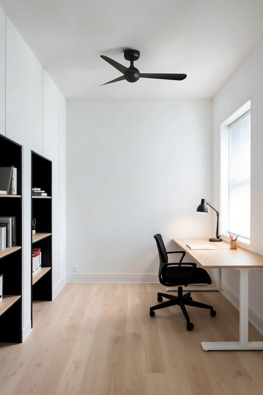 Ventilador de techo SFERA S negro TUYA FARO 34271WT en ambiente minimalista de sala moderna, diseño sin luz en acero y ABS, motor DC eficiente para ventilación, compatible con control remoto smart.