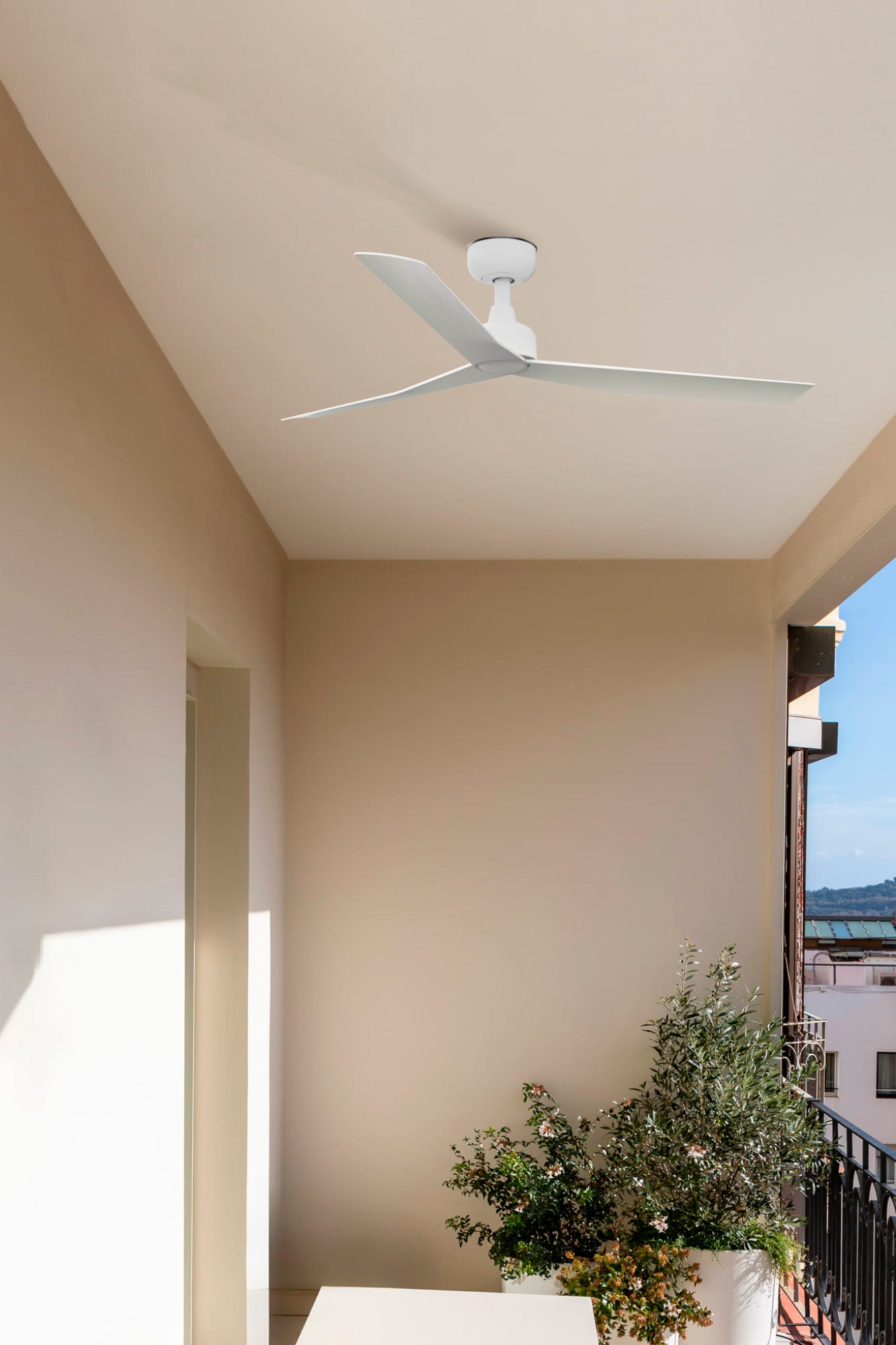 Ventilador de techo MARINE M blanco mate IP44 de FARO (modelo 34274) en ambiente exterior de hogar, con motor DC anticorrosivo, mando a distancia y ventilación eficiente para exteriores protegidos.