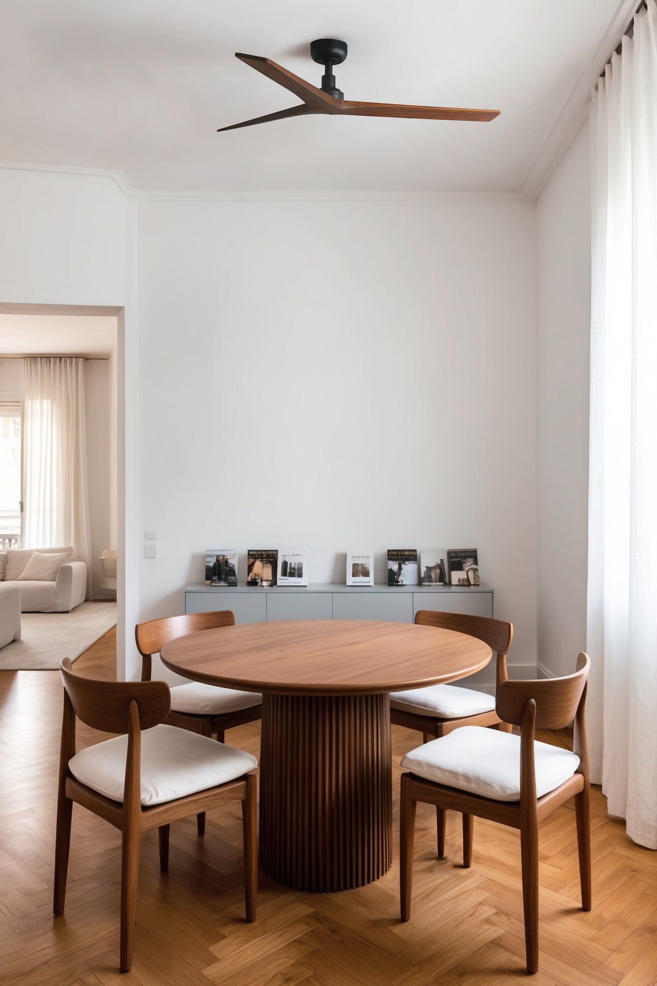 Ventilador de techo KLIM M en negro y nogal de FARO modelo 34277 instalado en ambiente moderno con luz integrada, motor DC silencioso, mando a distancia, función inversa para invierno y compatible con techos inclinados, ventilación eficiente en madera natural.