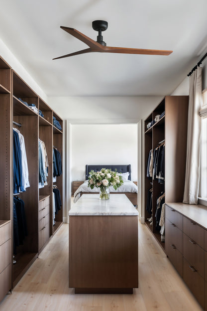 Ventilador de techo KLIM M negro/nogal oscuro FARO 34277WT con motor DC, integrado en sistema TUYA smart home, en ambiente ventilado de sala moderna con aspas de madera.