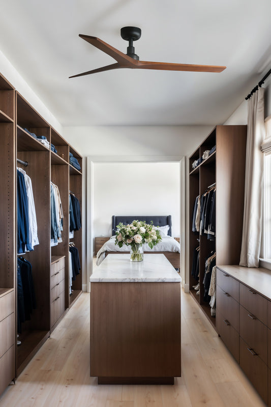 Ventilador de techo KLIM M negro/nogal oscuro FARO 34277WW en ambiente hogareño moderno, motor DC reversible con 6 velocidades, mando a distancia, ventilación madera para hogar y oficina