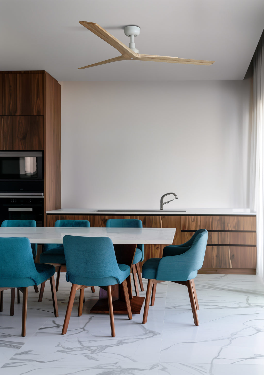 Ventilador de techo KLIM L en blanco y roble de FARO modelo 34279 en ambiente de habitación mediana, diseño moderno con aspas de madera roble y acero inoxidable, motor DC eficiente para ventilación óptima sin luz integrada