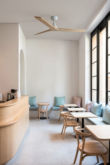 Ventilador de techo KLIM M blanco y pino de FARO 34280WW en ambiente hogareño, motor DC sin luz, ventilación con función inversa para hogar y oficina