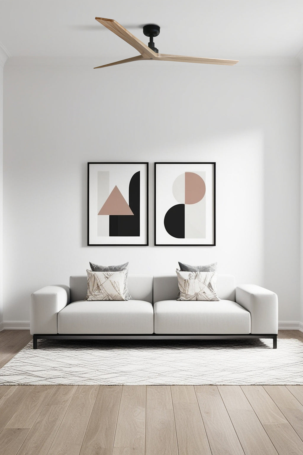 Ventilador de techo KLIM L en negro y pino FSC, modelo FARO 34282, imagen de ambiente en salón moderno con ventilación eficiente, motor DC silencioso, mando a distancia incluido, ideal para techos inclinados y hogares sin luz integrada.