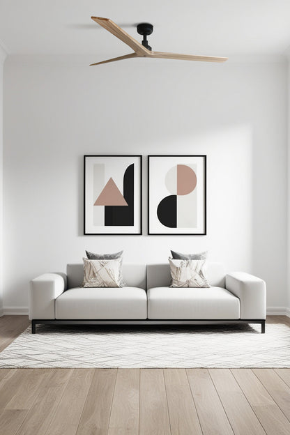 Ventilador de techo KLIM L en negro y pino FSC, modelo FARO 34282, imagen de ambiente en salón moderno con ventilación eficiente, motor DC silencioso, mando a distancia incluido, ideal para techos inclinados y hogares sin luz integrada.