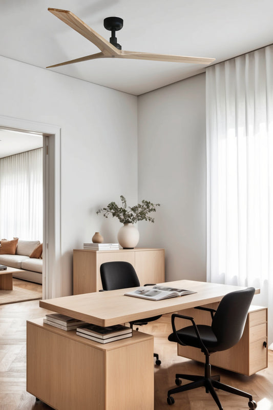 Ventilador de techo KLIM L negro mate y pino roble claro FARO 34282WT, smart TUYA con motor DC, en ambiente de hogar moderno ventilado.