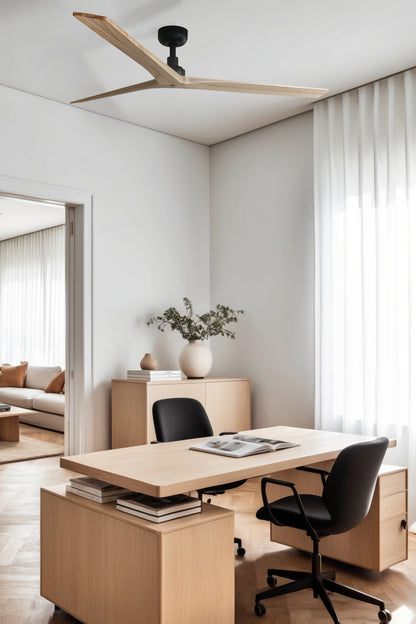 Ventilador de techo KLIM L negro mate y pino WIZ de FARO modelo 34282WW en ambiente hogareño, con motor DC eficiente, mando a distancia, función inversa y ventilación sin luz integrada.