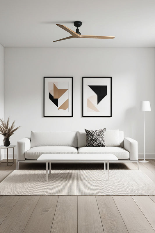 Ventilador de techo KLIM M en negro y pino FSC sostenible de FARO serie 34283, imagen ambiente instalada en habitación moderna con techos inclinados, motor DC eficiente sin luz, ventilación silenciosa con mando a distancia y bajo consumo energético.