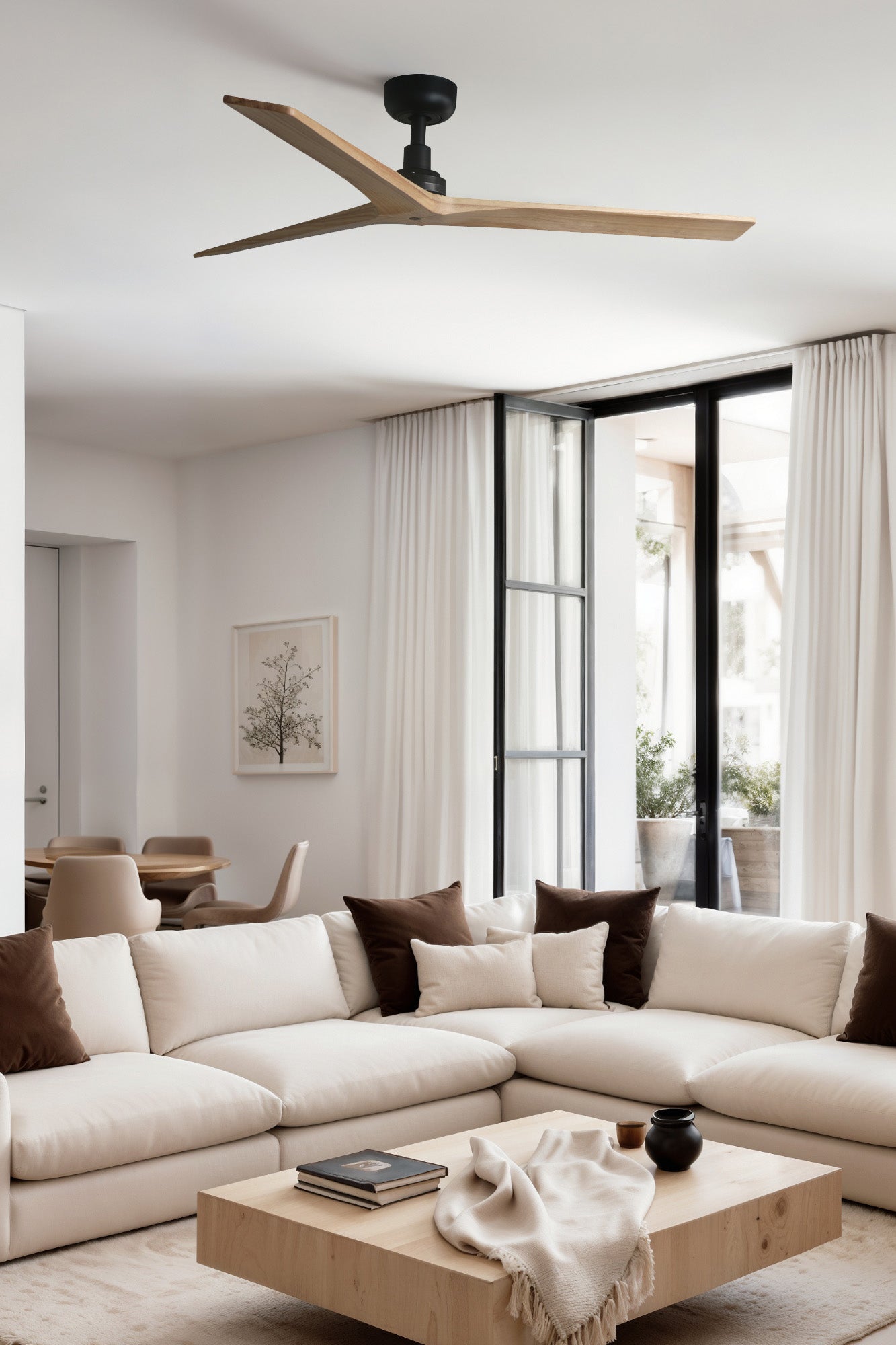 Vista de ambiente del ventilador de techo KLIM M en negro y pino, modelo TUYA de FARO 34283WT con motor DC, ideal para techos inclinados en hogares inteligentes, ventilación eficiente y diseño en madera de pino.