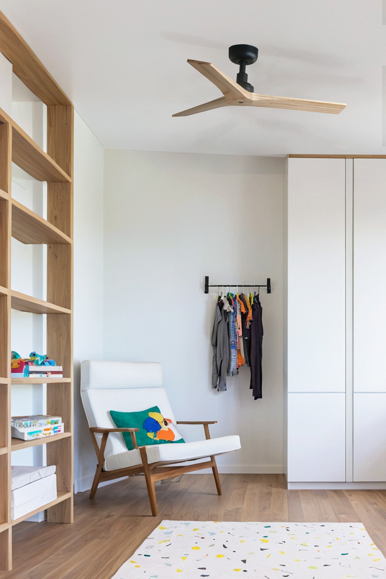 Ventilador de techo KLIM S en negro y pino FSC ecológico, modelo FARO 34284, instalado en ambiente acogedor de habitación pequeña con ventilación eficiente, motor DC silencioso sin luz y mando a distancia incluido