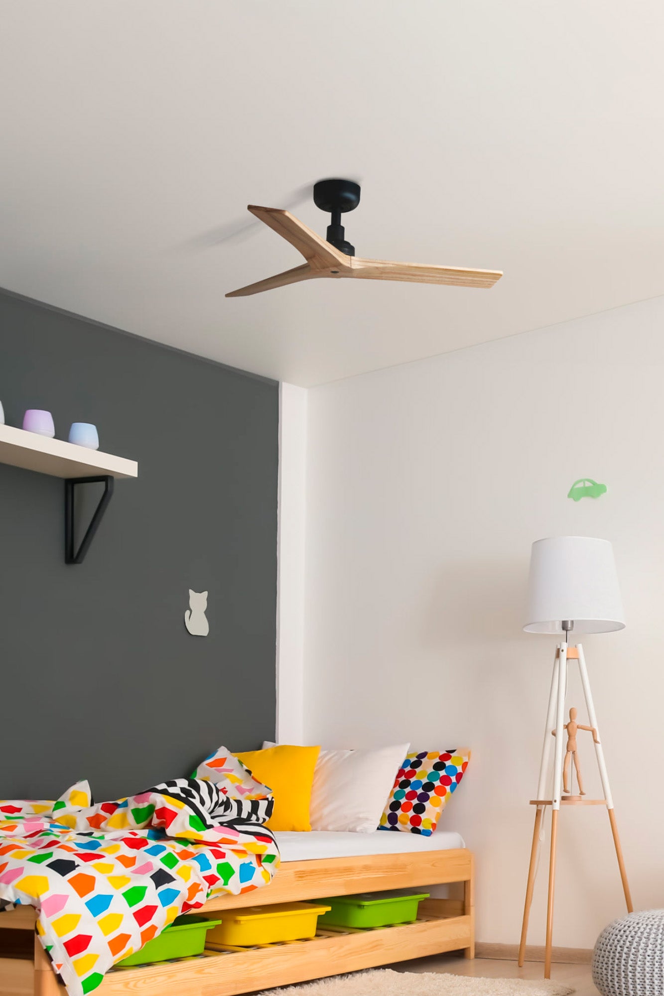 Ventilador de techo KLIM S negro/pino Faro 34284WW en ambiente sala, sin luz, motor DC reversible, mando a distancia, ventilación FSC