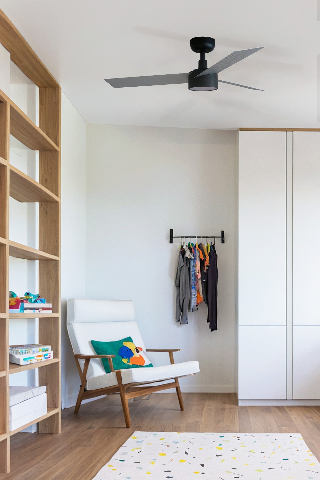 Ventilador con luz LED CRUISER S en negro mate y aluminio WIZ FARO 34285WW-1TW, imagen ambiente en techo con motor DC, mando a distancia, función inversa y ventilación eficiente.