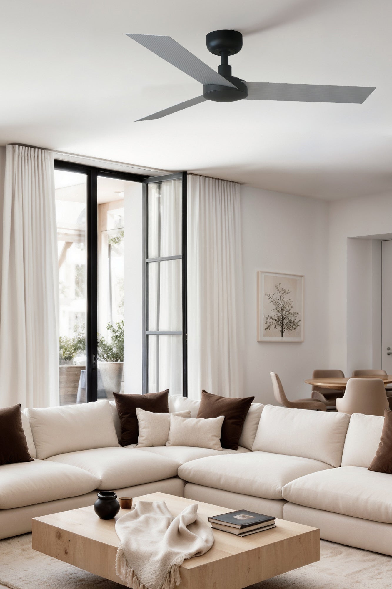 Ventilador de techo CRUISER S WIZ Negro/Aluminio FARO 34285WW en ambiente moderno, con motor DC silencioso, mando a distancia, 6 velocidades y adaptado a techos inclinados para ventilación eficiente.