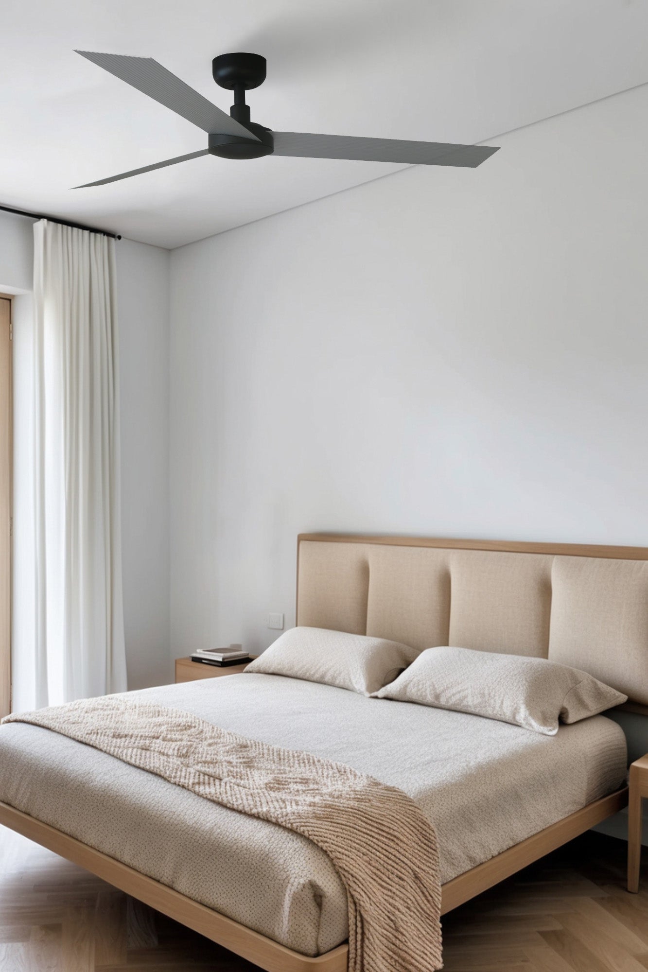 Ventilador de techo CRUISER L Negro/Aluminio FARO 34286WT en imagen ambiente de hogar inteligente con ventilación reversible, motor DC y compatibilidad Smart Tuya para confort y eficiencia energética.