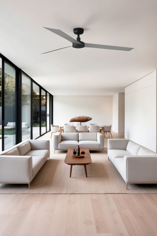 Ventilador de techo CRUISER XL en negro y aluminio de Faro modelo 34287 en ambiente moderno de sala con techos inclinados, motor DC eficiente sin luz integrada, control por mando a distancia para ventilación óptima