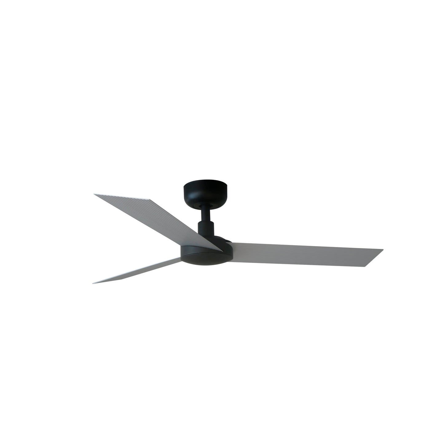 Ventilador de techo CRUISER XL en negro y aluminio de FARO modelo 34287, con motor DC eficiente para techos inclinados, ventilación sin luz integrada y mando a distancia incluido, ideal para enfriamiento moderno.