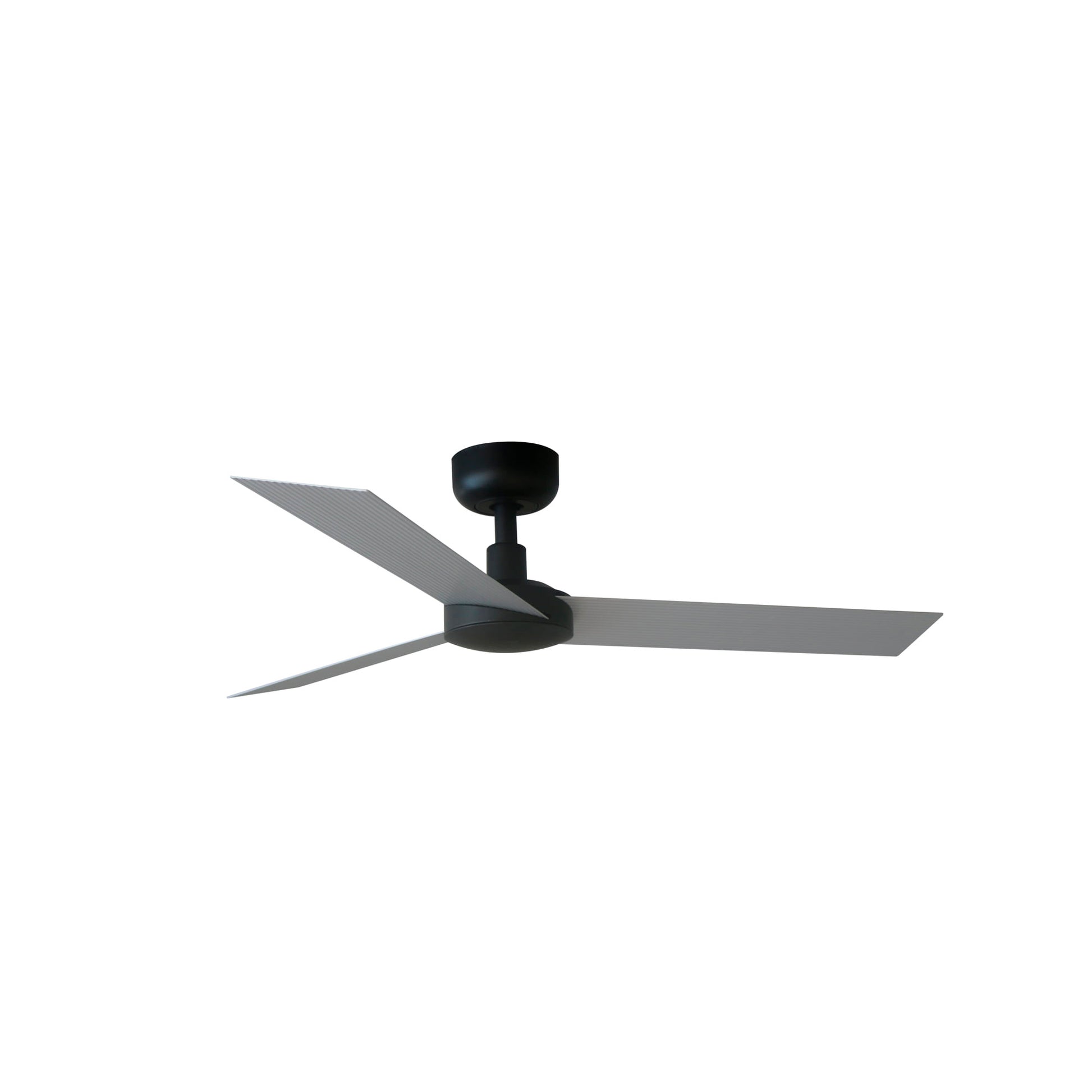 Ventilador de techo CRUISER XL en negro y aluminio de FARO modelo 34287, con motor DC eficiente para techos inclinados, ventilación sin luz integrada y mando a distancia incluido, ideal para enfriamiento moderno.