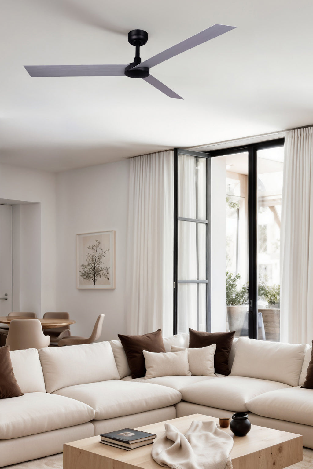 Ventilador de techo CRUISER XL negro/aluminio FARO 34287WT Serie 3431 en ambiente hogareño, motor DC eficiente con control remoto y Smart Tuya para ventilación óptima.