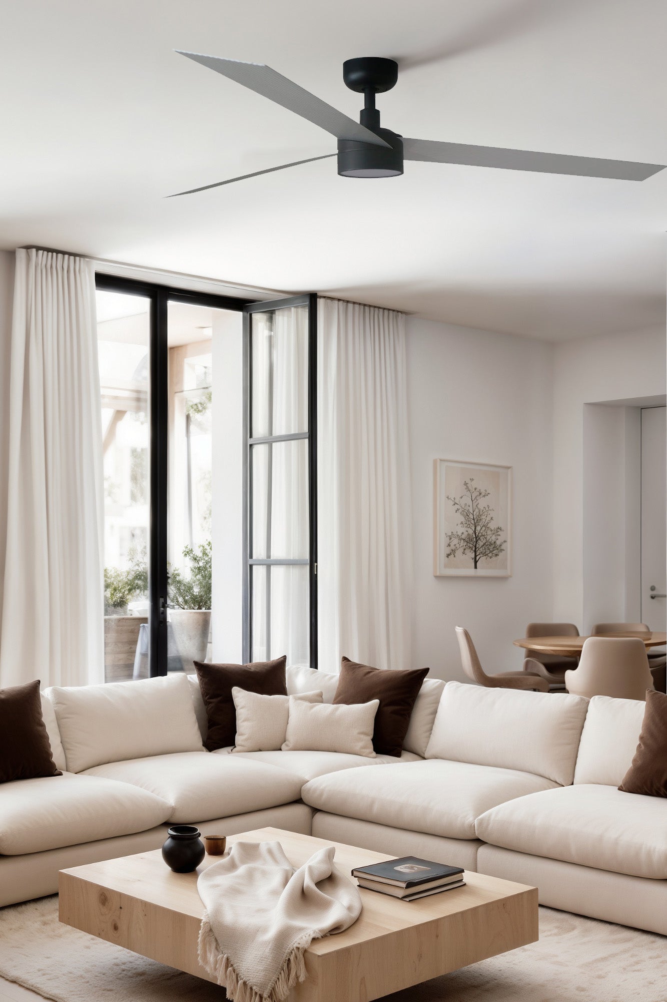 Ventilador de techo LED CRUISER XL Negro/Aluminio FARO 34287WW-1TW en imagen ambiente moderna, con ventilación eficiente motor DC 6 velocidades, mando a distancia, iluminación LED regulable y apto para techos inclinados.