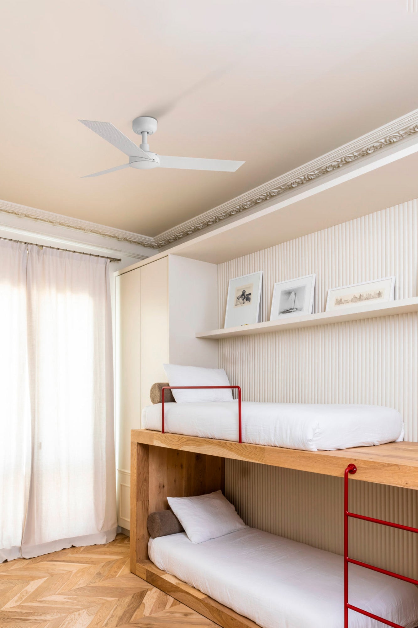 Ventilador de techo CRUISER S blanco mate de FARO modelo 34288 en ambiente moderno de sala luminosa, con motor DC eficiente, mando a distancia y diseño adaptable a techos inclinados, sin luz integrada para ventilación óptima.