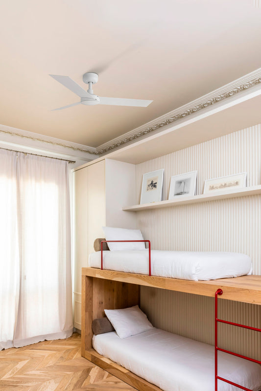 Ventilador de techo CRUISER S blanco mate de FARO modelo 34288 en ambiente moderno de sala luminosa, con motor DC eficiente, mando a distancia y diseño adaptable a techos inclinados, sin luz integrada para ventilación óptima.