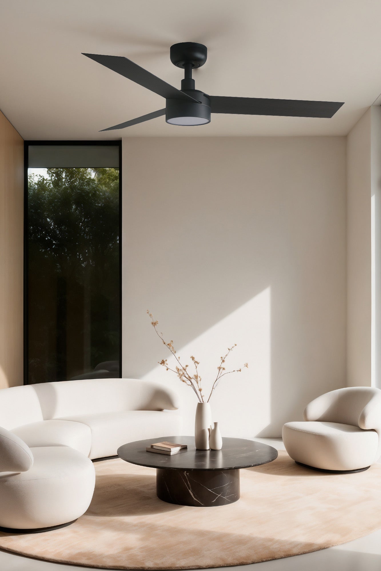 Ventilador de techo CRUISER S LED negro con faro Tuya, motor DC y luz LED regulable para hogar inteligente, ventilación eficiente en ambiente moderno y acogedor.