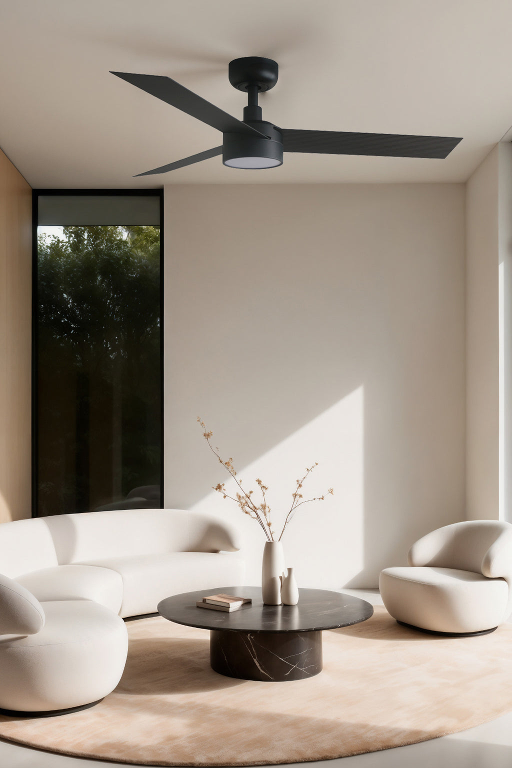 Ventilador de techo con luz LED CRUISER S Negro WIZ FARO 34289WW-1TW en ambiente de hogar moderno, negro mate con motor DC, mando a distancia y función inversa para ventilación eficiente.