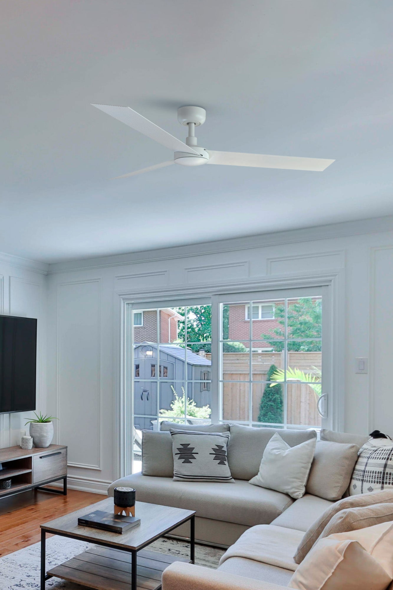 Ventilador de techo CRUISER L blanco de FARO modelo 34290 en ambiente de sala moderna, con motor DC eficiente, 6 velocidades ajustables, mando a distancia incluido, diseño sin luz ideal para techos inclinados y ventilación óptima en interiores luminosos