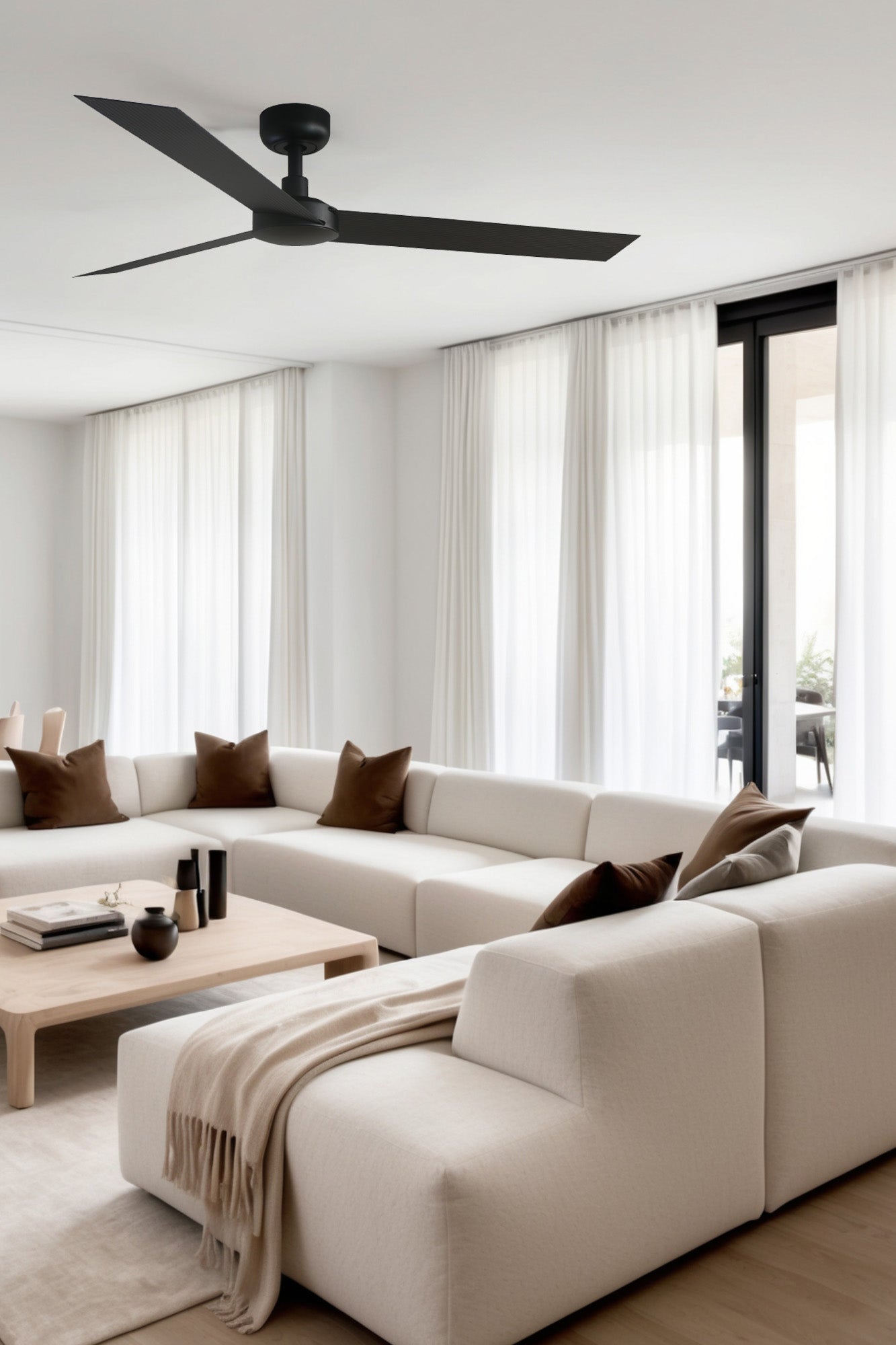 Ventilador de techo CRUISER L negro mate smart Tuya FARO 34291WT en ambiente de habitación, con 3 palas reversibles, motor DC eficiente y mando a distancia para ventilación inteligente