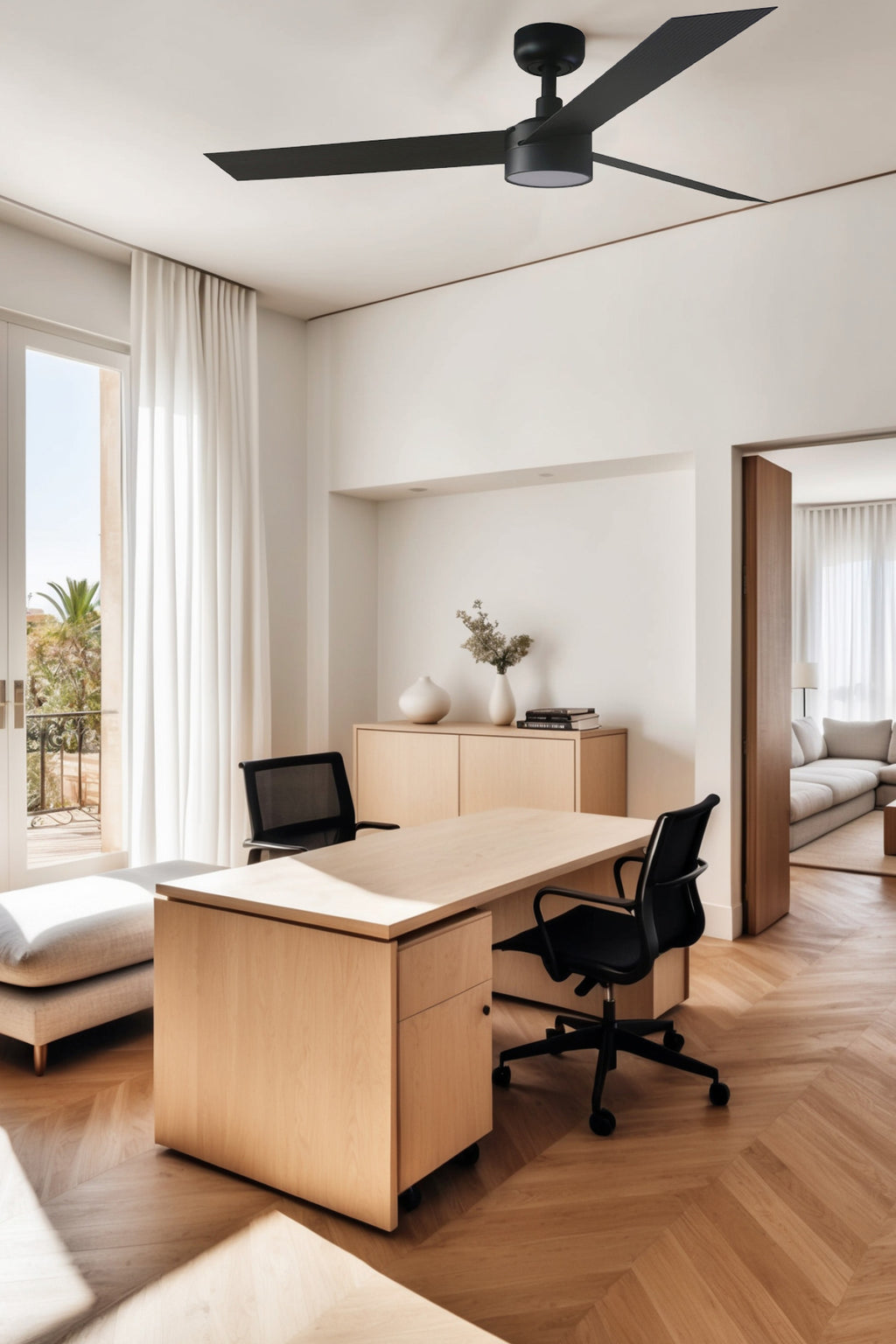 Ventilador de techo LED CRUISER L negro mate WIZ de FARO 34291WW-1TW en ambiente hogareño, con luz integrada, motor DC regulable y ventilación eficiente.