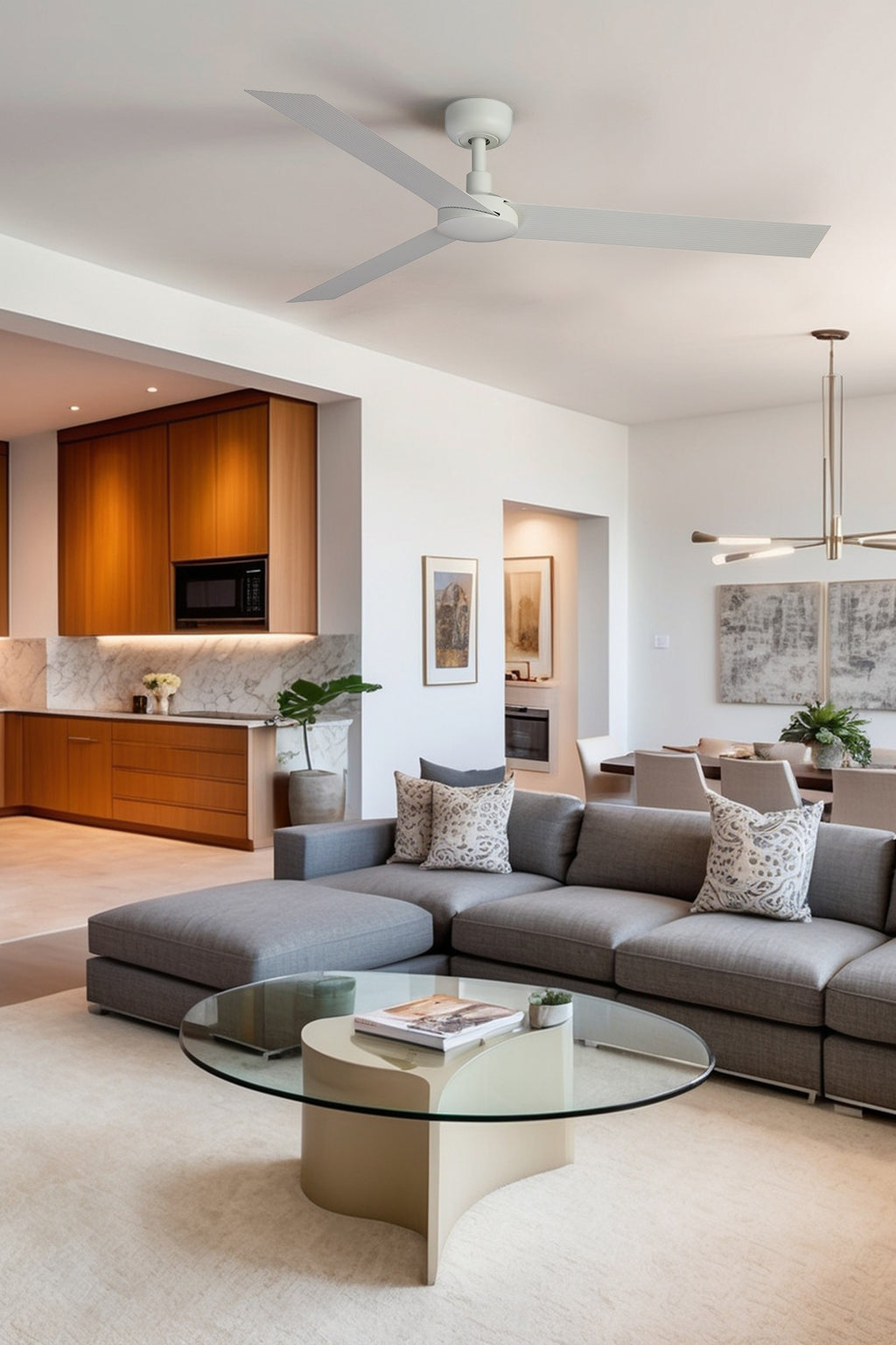 Ventilador de techo CRUISER XL blanco modelo 34292 de FARO en ambiente de estancia grande con techo inclinado, diseño moderno en acero y aluminio con motor DC eficiente y mando a distancia, ventilación óptima sin luz integrada.