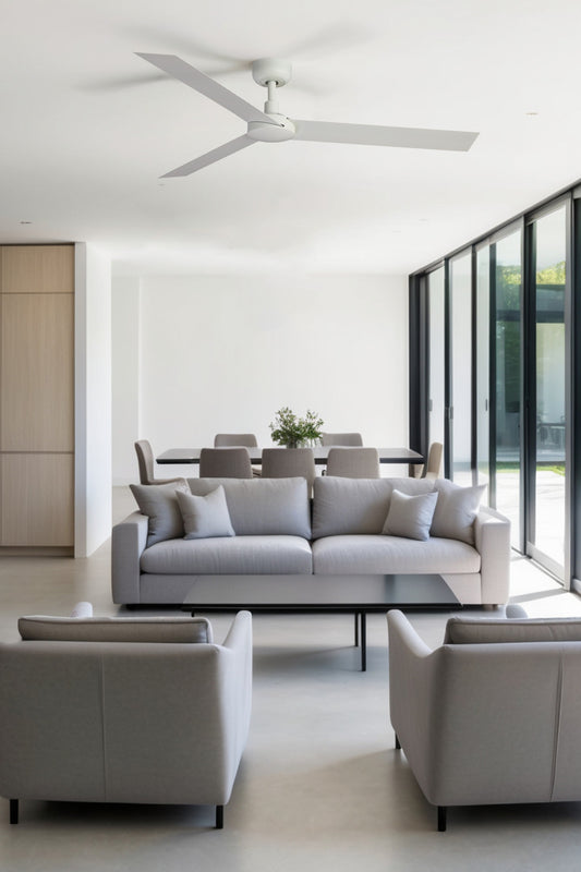 Ventilador de techo CRUISER XL blanco mate TUYA de FARO modelo 34292WT en ambiente hogareño inteligente, con motor DC silencioso, serie 3431, ideal para ventilación sin luz en techos inclinados