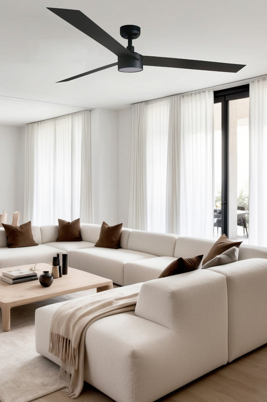 Ventilador de techo Cruiser XL negro mate con luz LED WIZ de FARO (34293WW-1TW) en ambiente hogareño moderno, ventilación eficiente con motor DC, 6 velocidades y mando a distancia