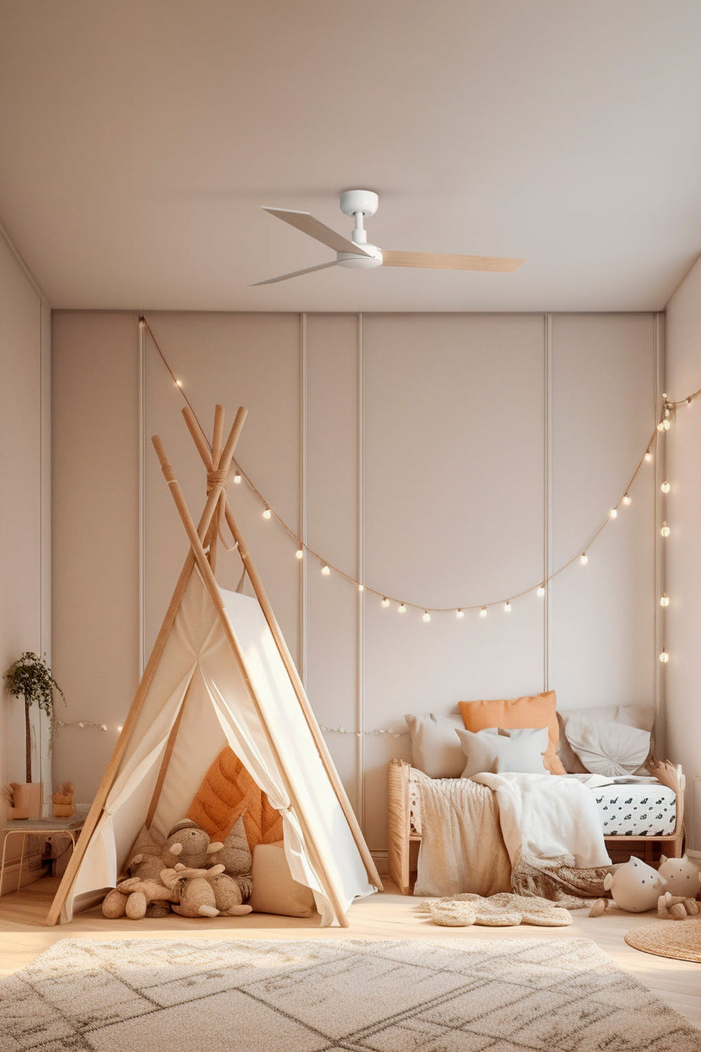 Ventilador de techo RUDDER S en blanco y fresno de FARO modelo 34295 instalado en ambiente moderno con techos inclinados, motor DC compacto, aspas reversibles de madera plywood y mando a distancia para ventilación eficiente.