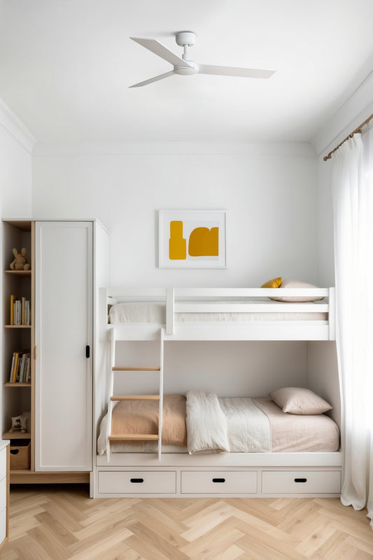 Ventilador de techo RUDDER S blanco y fresno TUYA de Faro modelo 34295WT en imagen ambiente, con motor DC eficiente, aspas de madera plywood y mando a distancia para ventilación smart en hogar moderno.