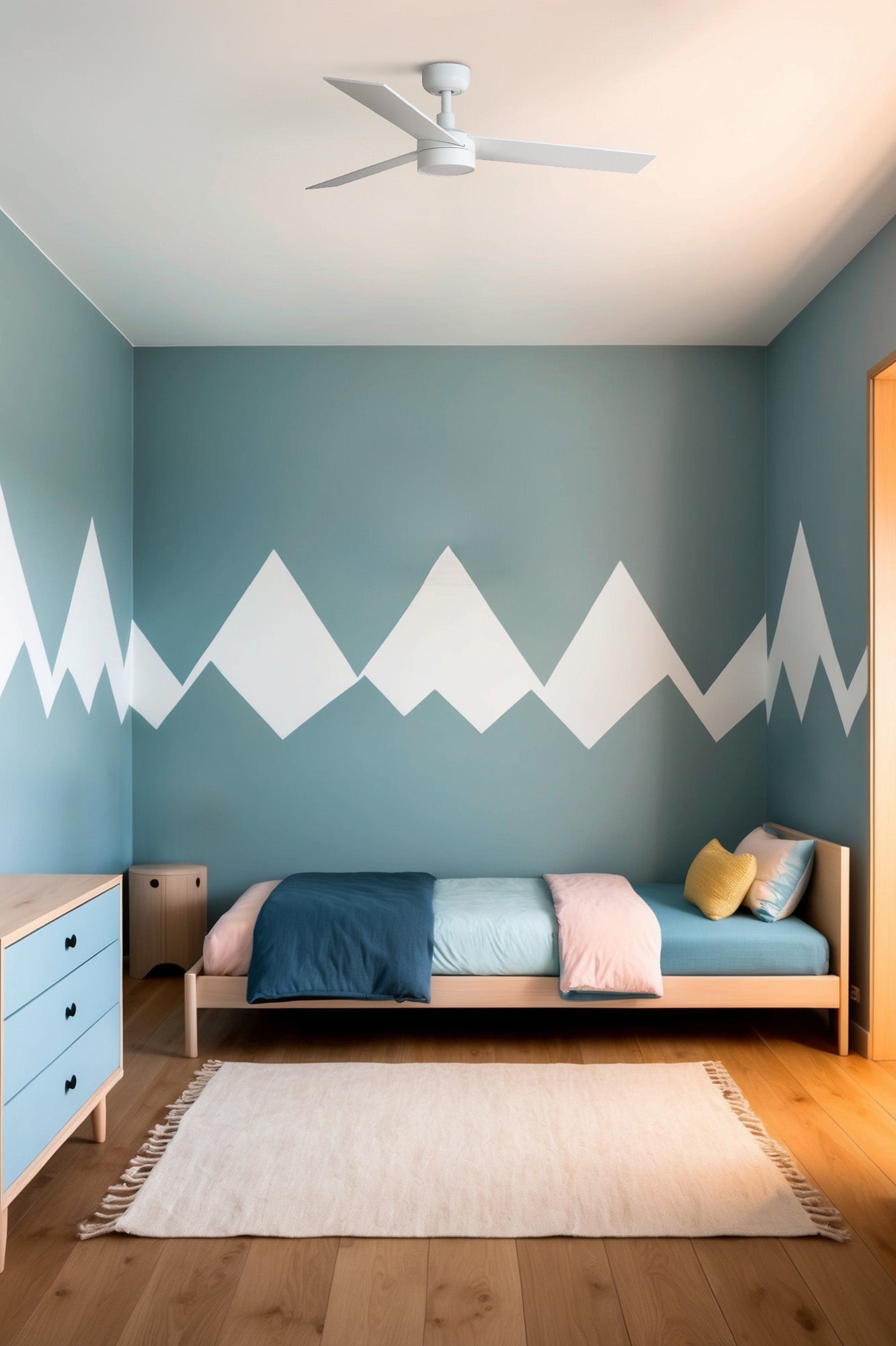 Ventilador de techo LED Rudder S blanco/fresno FARO 34295WW-1TW en ambiente hogareño, con luz integrada, motor DC reversible y mando a distancia para ventilación y confort en techos inclinados