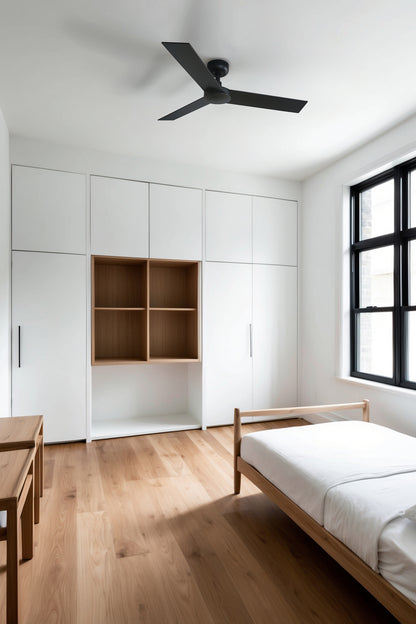 Ventilador de techo RUDDER S en negro y nogal de FARO modelo 34296 instalado en ambiente moderno con techos inclinados, ventilación eficiente sin luz, motor DC silencioso y mando a distancia incluido, diseño compacto para espacios contemporáneos