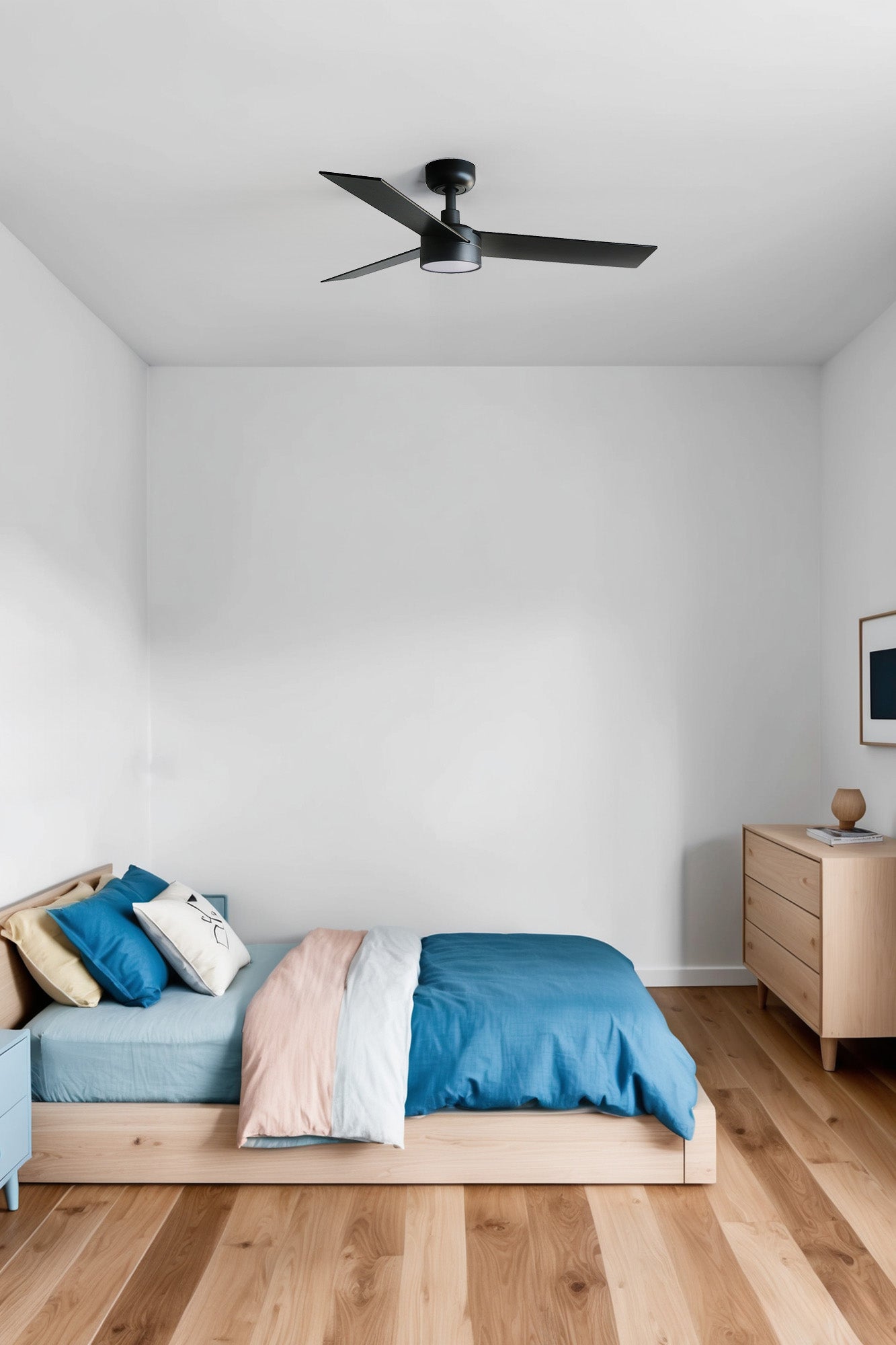 Ventilador de techo RUDDER S LED negro/nogal FARO 34296WT-1TW en ambiente moderno con luz integrada, motor DC smart TUYA para hogar inteligente y ventilación eficiente.