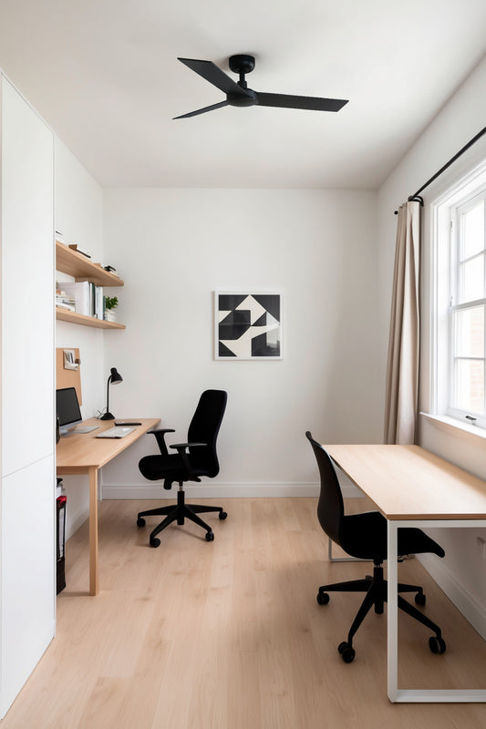 Ventilador de techo RUDDER S negro mate y nogal FARO 34296WW en salón moderno, motor DC sin luz, palas reversibles, mando a distancia, ideal para hogares y dormitorios con techos inclinados.