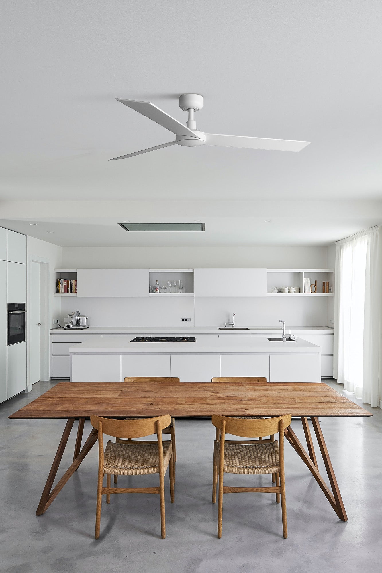 Ventilador de techo RUDDER L blanco y fresno de FARO modelo 34297 en ambiente hogareño moderno, diseño sin luz con motor DC eficiente, aspas de madera plywood para techos inclinados, ventilación óptima y mando a distancia incluido para bricolaje y confort en el hogar.