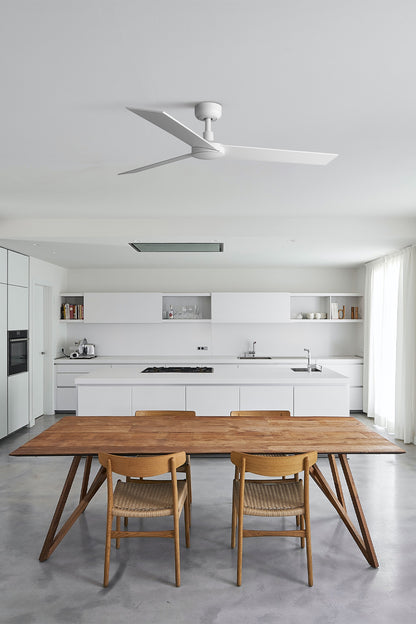 Ventilador de techo RUDDER L blanco y fresno de FARO modelo 34297 en ambiente hogareño moderno, diseño sin luz con motor DC eficiente, aspas de madera plywood para techos inclinados, ventilación óptima y mando a distancia incluido para bricolaje y confort en el hogar.