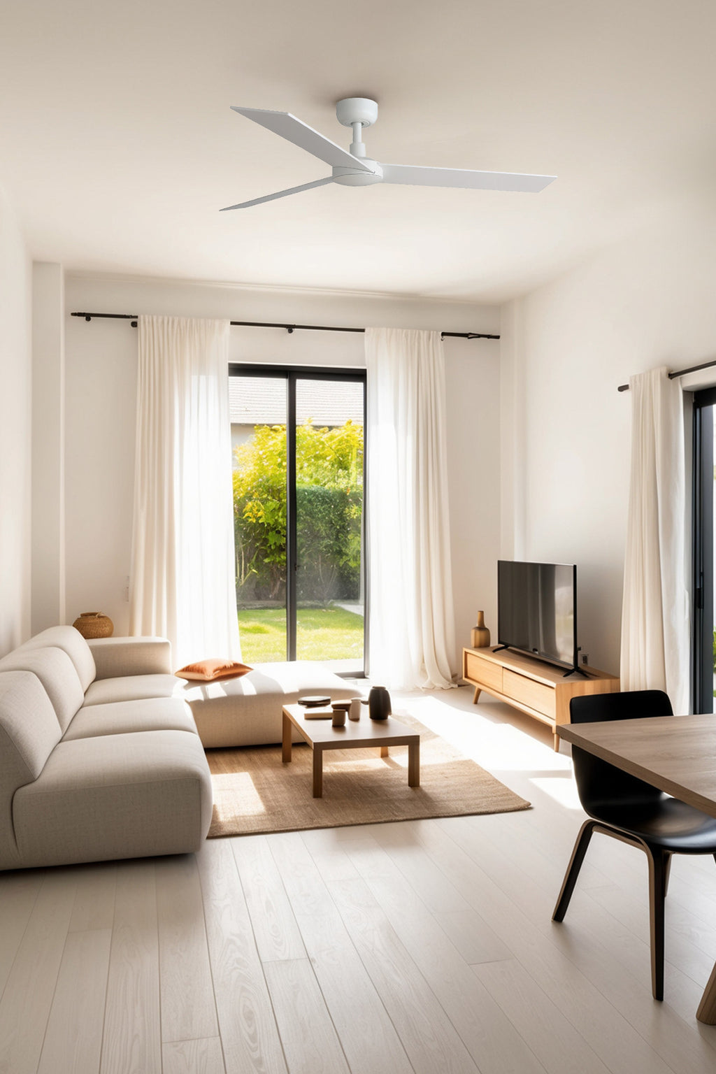 Ventilador de techo RUDDER L Blanco/Fresno de FARO (34297WW) en ambiente hogareño moderno, diseño escandinavo con palas reversibles de plywood, motor DC, 6 velocidades, mando a distancia y ventilación sin luz.