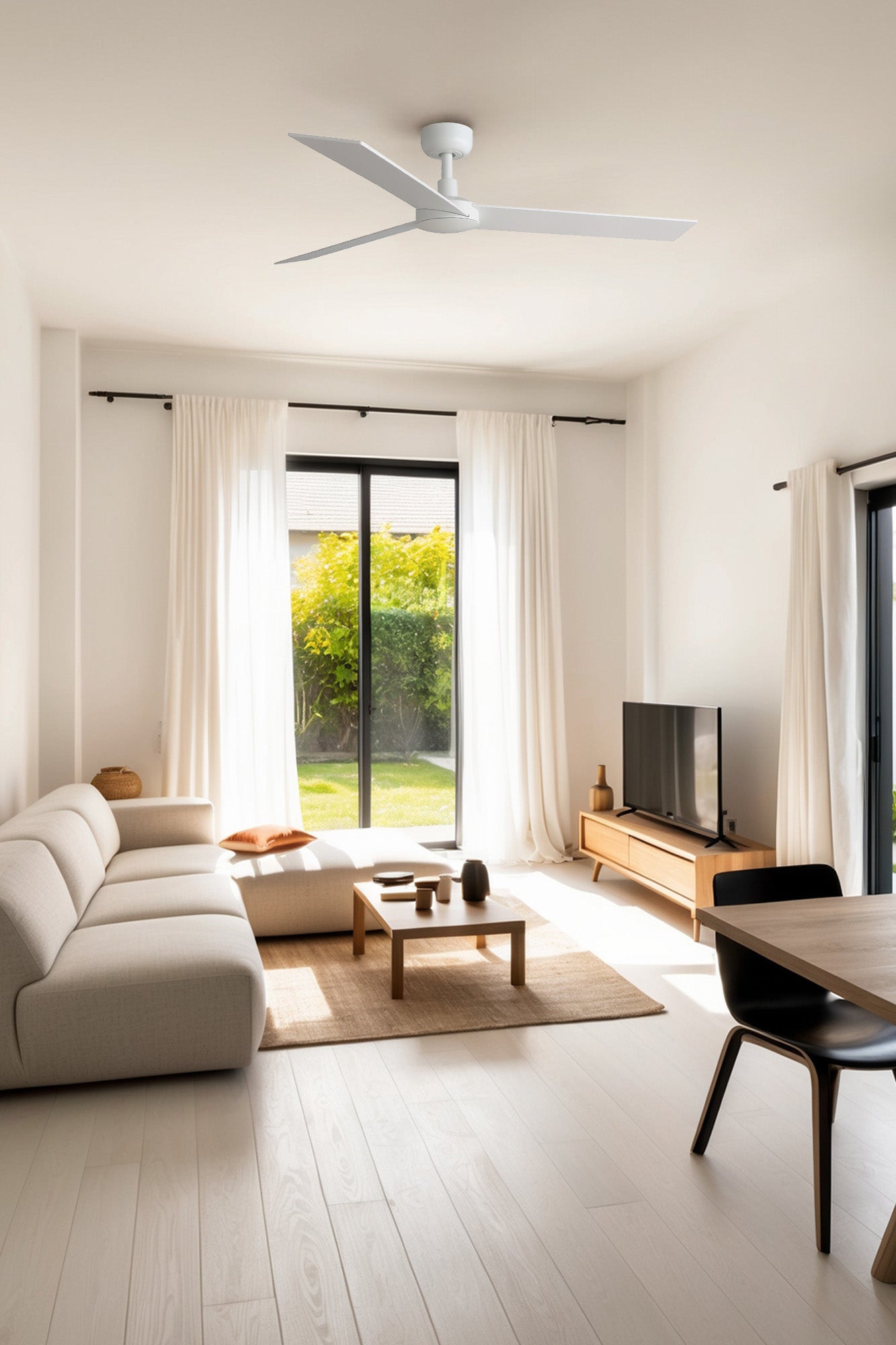 Ventilador de techo RUDDER L Blanco/Fresno de FARO (34297WW) en ambiente hogareño moderno, diseño escandinavo con palas reversibles de plywood, motor DC, 6 velocidades, mando a distancia y ventilación sin luz.