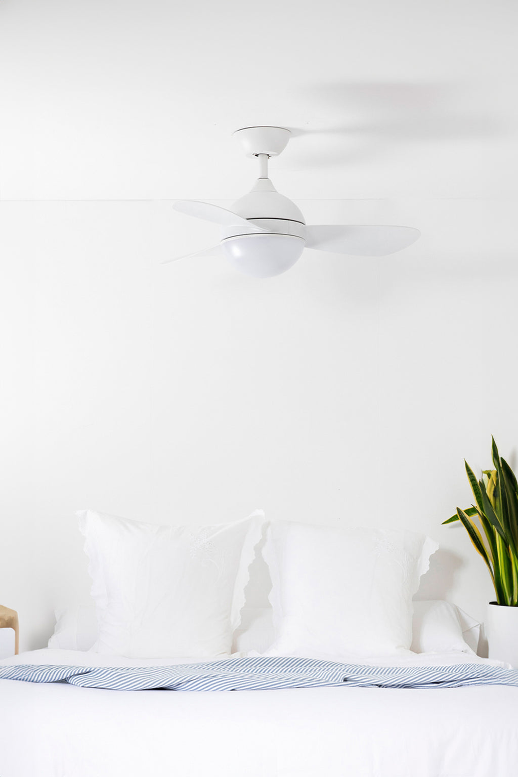 Ventilador de techo HVAR S blanco inteligente Tuya FARO 34300WT en ambiente hogareño con luz LED integrada y motor DC