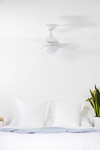 Ventilador de techo HVAR S blanco inteligente Tuya FARO 34300WT en ambiente hogareño con luz LED integrada y motor DC