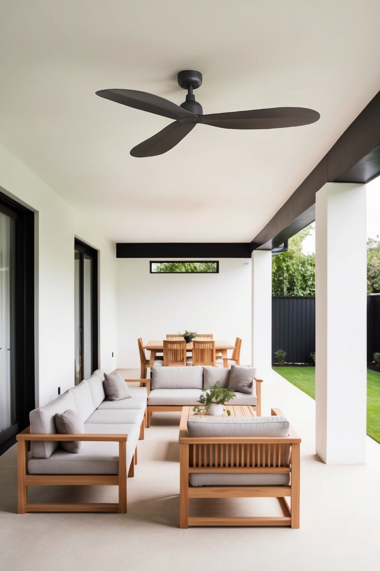 Ventilador de techo PALMA M marrón IP44 Tuya FARO 34301WT en ambiente exterior moderno con motor DC y diseño Palma para ventilación eficiente.