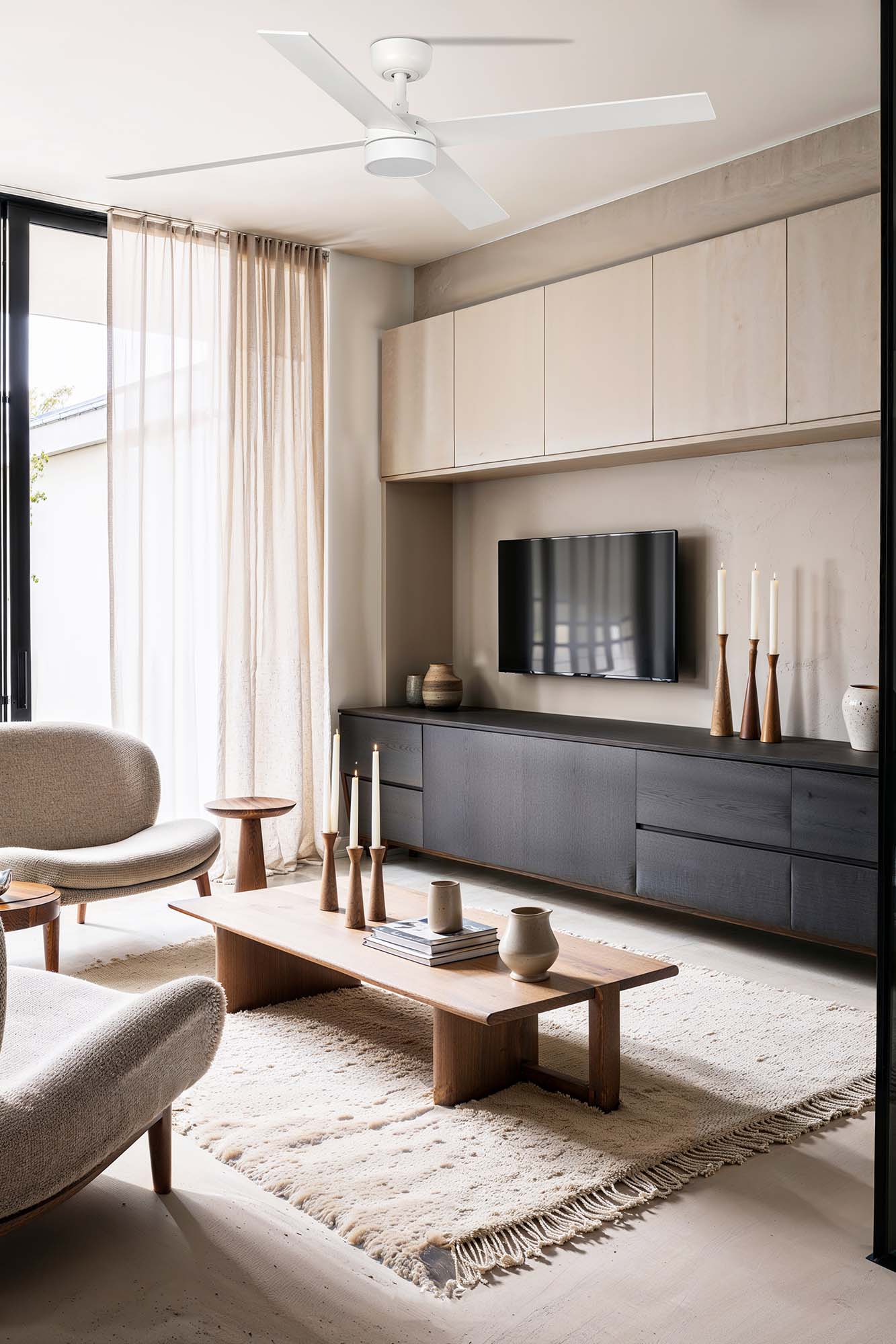 Ventilador de techo LED RUDDER L 4 en blanco mate y fresno de FARO modelo 34355-1TW, instalado en ambiente de hogar moderno con palas reversibles, motor DC eficiente y ventilación óptima con luz LED integrada.