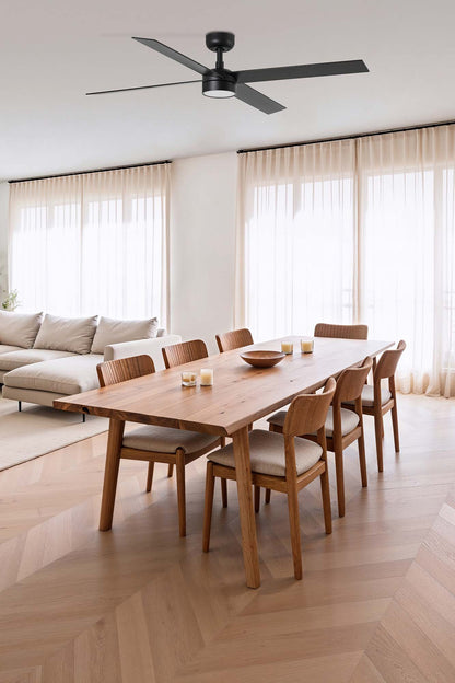 Ventilador de techo RUDDER L 4 negro/nogal de FARO modelo 34356-1TW en ambiente de hogar moderno, con luz integrada, motor DC eficiente, palas reversibles en negro y nogal, mando a distancia y ventilación óptima para oficinas.