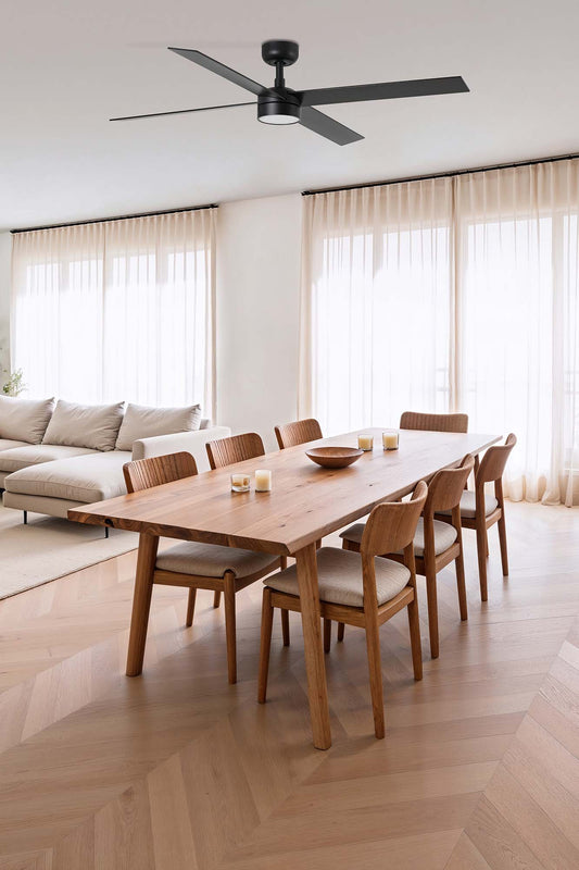 Ventilador de techo RUDDER L 4 negro/nogal de FARO modelo 34356-1TW en ambiente de hogar moderno, con luz integrada, motor DC eficiente, palas reversibles en negro y nogal, mando a distancia y ventilación óptima para oficinas.